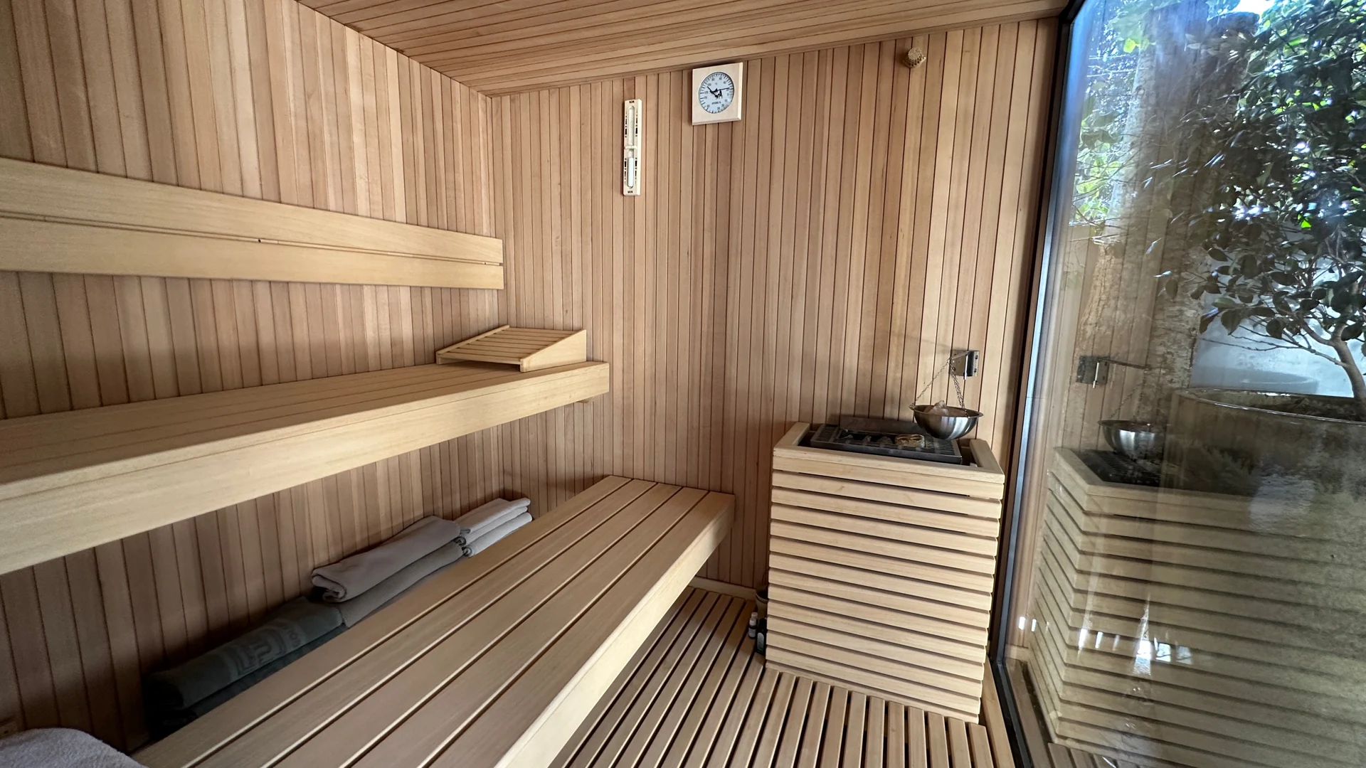 Sauna in legno con vista sul giardino