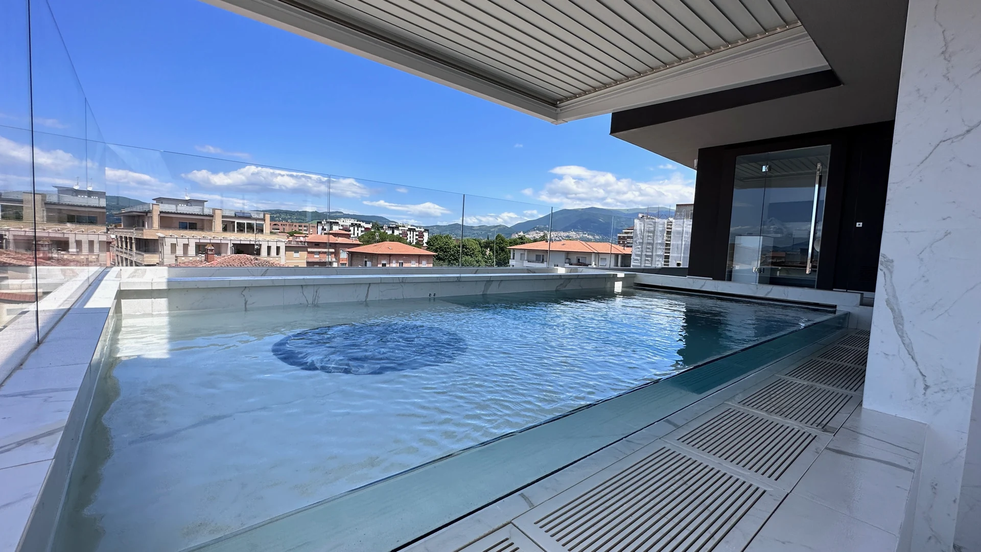 Piscina con bordo trasparente